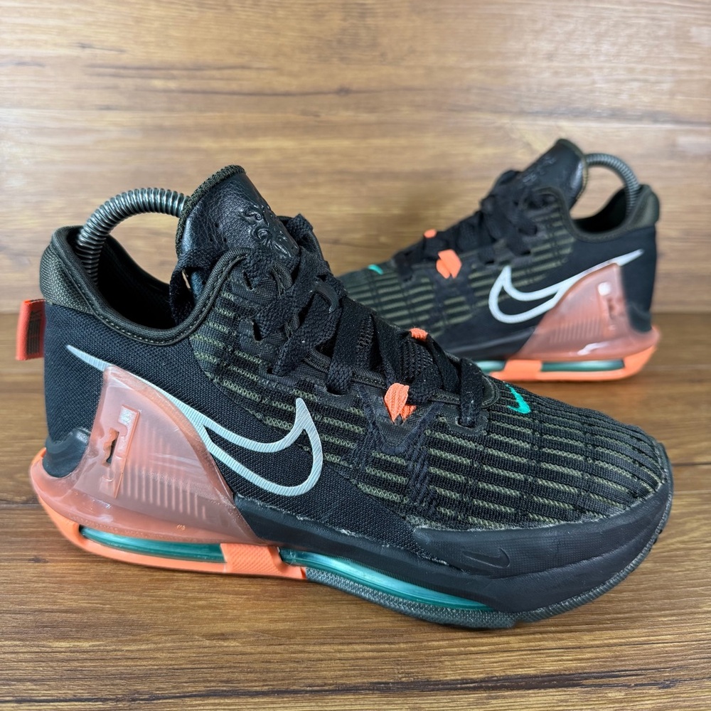 Nike LeBron witness 6 sneakers Basketball Shies‎ Youth Size 4.5 Lace Up